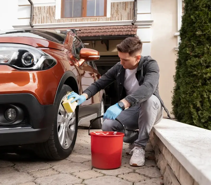 Lavage auto à domicile Pergain-Taillac : professionnel intervenant sur un véhicule